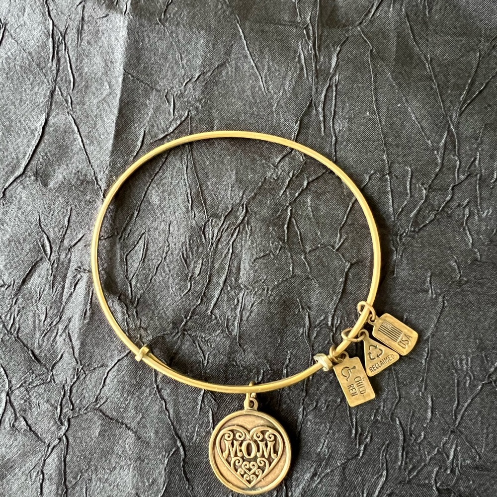 Gold 'Mom' Charm Bracelet
